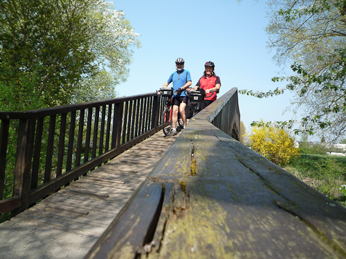 Fantastiska cykelvägar i landskapet, här en liten träbro